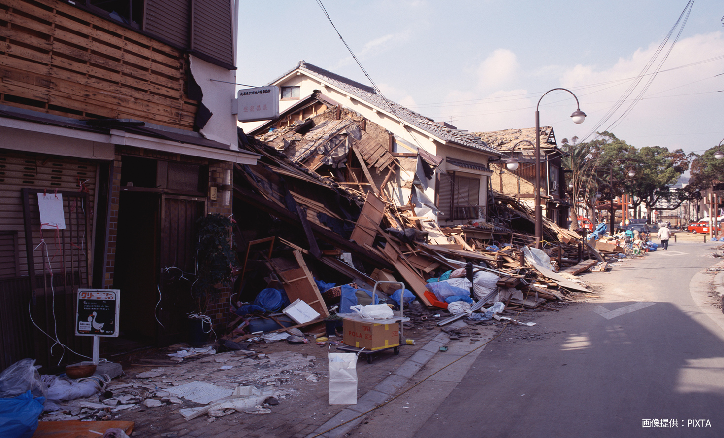 地震で倒壊した建物