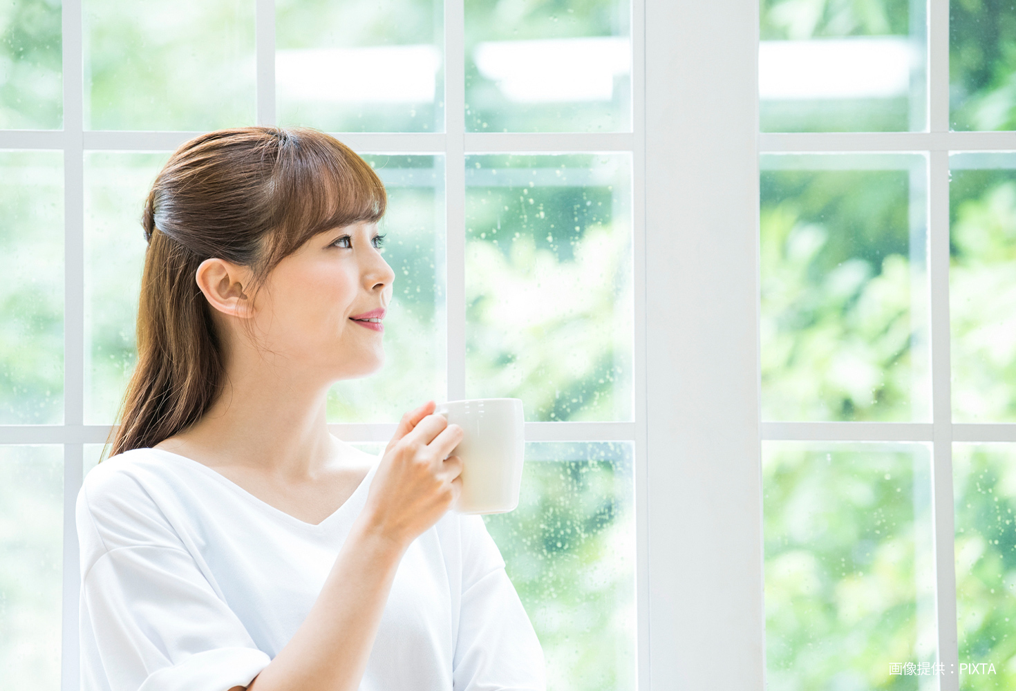 室内で過ごす女性